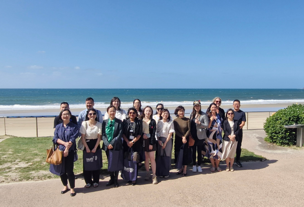 Agents in front of the beach at Alexandra headlands